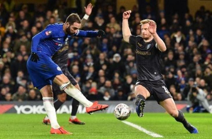 Gonzalo Higuain menjalani debut bersama Chelsea kala menghadapi Sheffield Wednesday pada putaran keempat Piala FA, Senin (28/1/2019). (GLYN KIRK / AFP)