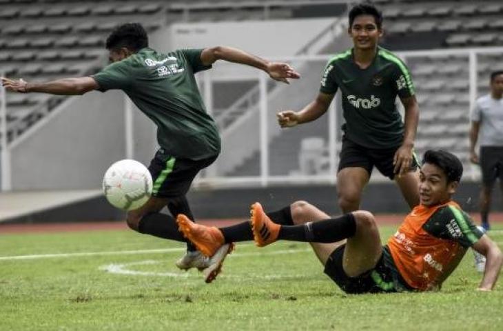 Pemain Timnas Indonesia U-22 melakukan sesi latihan di Lapangan Madya, GBK, Senayan, Selasa (15/01/2019). Pelatih timnas Indonesia U-22 Indra Sjafri akan mencoret delapan pemain dari 38 pemain untuk menemukan tim ideal jelang Piala AFF U-22 di Kamboja pada Februari mendatang. ANTARA FOTO/Dede Rizky Permana