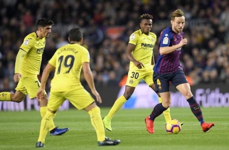 Ivan Rakitic (kanan) saat berhadapan dengan Villareal pada 2 Desember  2018 (Lluis Gene/AFP)