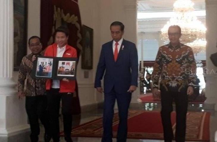 Presiden Joko Widodo (Jokowi) menerima kedatangan mantan pebulutangkis putri spesialis ganda Indonesia, Liliyana Natsir (kedua dari kiri), yang turut didampingi Mensesneg Pratikno (kiri) dan Menpora Imam Nahrawi (kanan) di Istana Merdeka, Jakarta, Selasa (29/1/2019). [Suara.com/Ummi Hadyah Saleh]