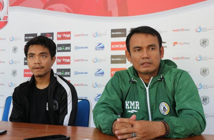 Pelatih fisik PSS Sleman, Komarudin (kanan). (www.mxkc.sbs/Irwan Febri Rialdi).