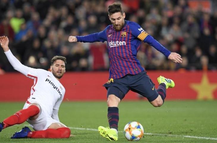 Penyerang Barcelona, Lionel Messi melepaskan tendangan ke gawang Sevilla pada 30 Januari 2019 (Lluis Gene/AFP)