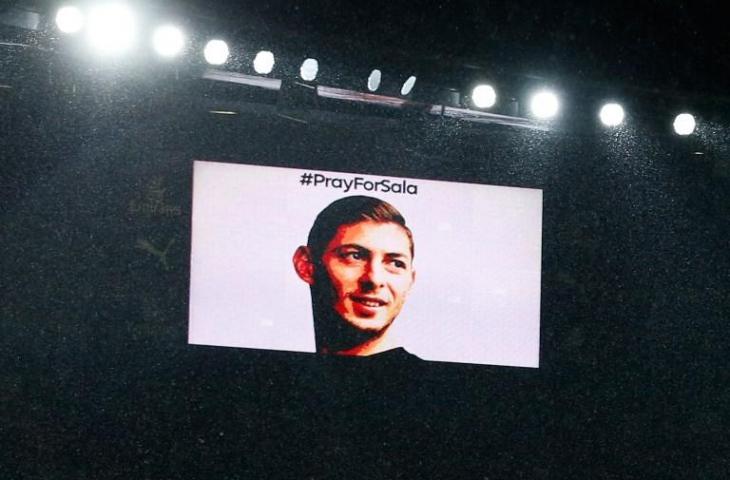 Foto Emiliano Sala di layar stadion Emirates Stadium saat laga Arsenal kontra Cardiff City pada 29 Januari 2019 (Ian Kington/AFP)