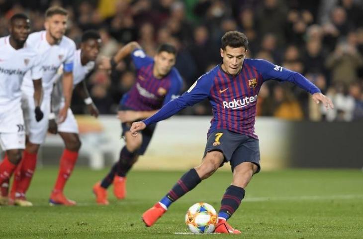 Philippe Coutinho menendang penalti saat melawan Sevilla pada 30 Januari 2019. (Lluis Gene/AFP)