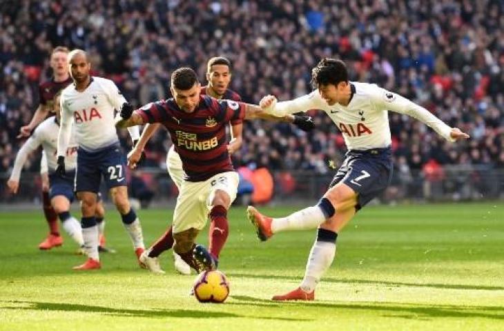 Aksi Son Heung-min saat membobol gawang Newcastle United, Sabtu (2/2/2019). (GLYN KIRK / AFP)