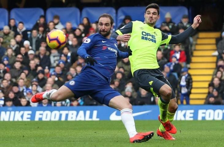 Gonzalo Higuain pada laga melawan Huddersfield Town di Stamford Bridge pada 2 Februari 2019 (Daniel Leal-Olivias/AFP)