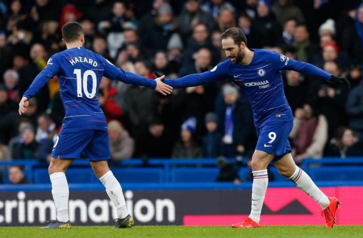 Eden Hazard dan Gonzalo Higuain pada laga melawan Huddersfield Town di Stamford Bridge pada 2 Februari 2019 (Ian Kington/AFP)