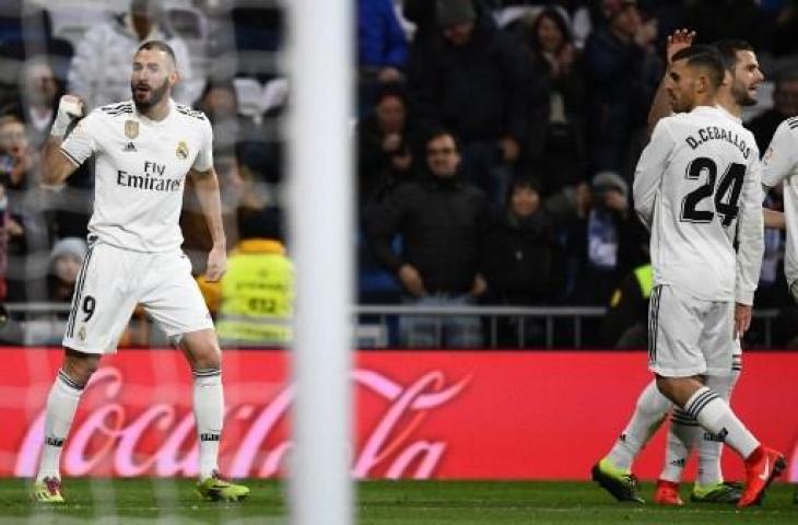 Selebrasi Karim Benzema saat menyumbang satu gol kemenangan 3-0 Real Madrid atas Deportivo Alaves, Senin (4/2/2019) dini hari. (GABRIEL BOUYS / AFP)