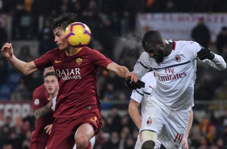 Penyerang AS Roma, Patrik Schick (L) dan pemain tengah AC Milan Tiemoue Bakayoko tengah berebut bola. Dalam laga pekan ke-22, Serie A yang dihelat di Stadion Olimpico tersebut AS Roma vs AC Milan berakhir imbang 1-1, Senin (4/2/2019) dini hari tadi. [Tiziana FABI / AFP]