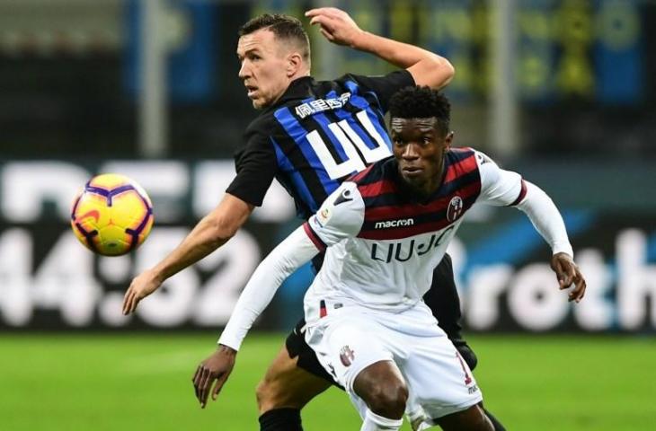 Penyerang Inter Milan, Ivan Perisic dihadang pemain bertahan Bologna, Ibrahima Mbaye. Dalam laga lanjutan pekan ke-22 Serie A di Stadion Giuseppe Meazza, Senin (4/2/2019), Inter dipermalukan tamunya Bologna 0-1. [MIGUEL MEDINA / AFP]