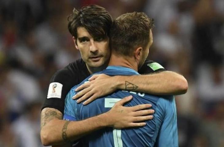 Bek Kroasia, Vedran Corluka memeluk kiper Rusia Igor Akinfeev di Piala Dunia 2018. (KIRILL KUDRYAVTSEV / AFP)