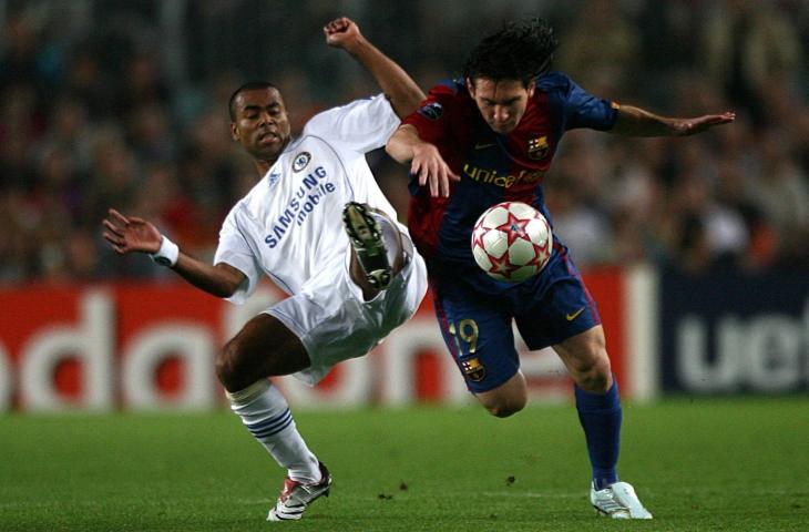 Duel Ashley Cole dan Lionel Messi (Sumber: sportbible.com)