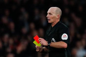 Profil Mike Dean, Wasit Ikonik Liga Inggris yang Dikabarkan Bakal Pensiun