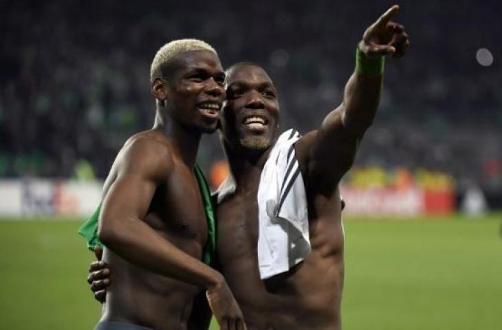 Florentin Pogba (kanan) saat masih memperkuat Saint-Etienne bercengkerama bersama sang adik, yakni gelandang Manchester United, Paul Pogba seusai laga Liga Europa pada musim 2016/2017 lalu. [PHILIPPE DESMAZES / AFP]