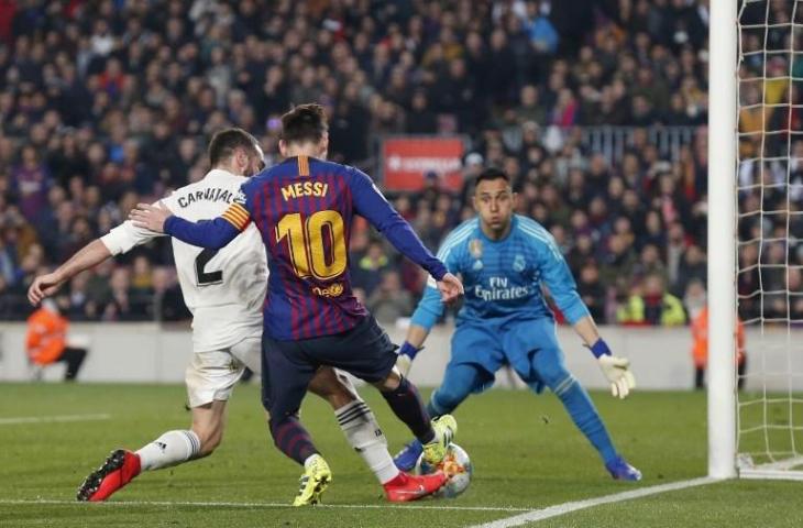 Lionel Messi terlibat duel perebutan bola dengan Dani Carvajal di dalam kotak penalti Real Madrid pada 6 Februari 2019 (Pau Barrena/AFP)