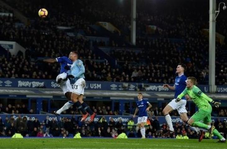 Aksi Gabriel Jesus kala mencetak gol kedua Manchester City kala bertandang ke markas Everton, Kamis (7/2/2019) dini hari WIB. (PAUL ELLIS / AFP)