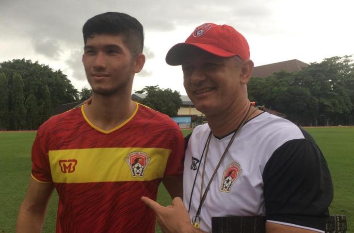 Pelatih Kalteng Putra, Gomes de Oliviera (kanan), bersama sang putra pertama, Kevin Gomes (kiri). (Dok. Istimewa).