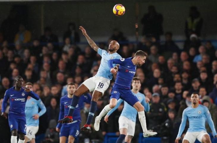 Gelandang Manchester City, Fabian Delph terlibat duel udara dengan gelandang Chelsea, Jorginho di laga Liga Priemr pada 8 Desember 2018 (Adrian Dennis/AFP)