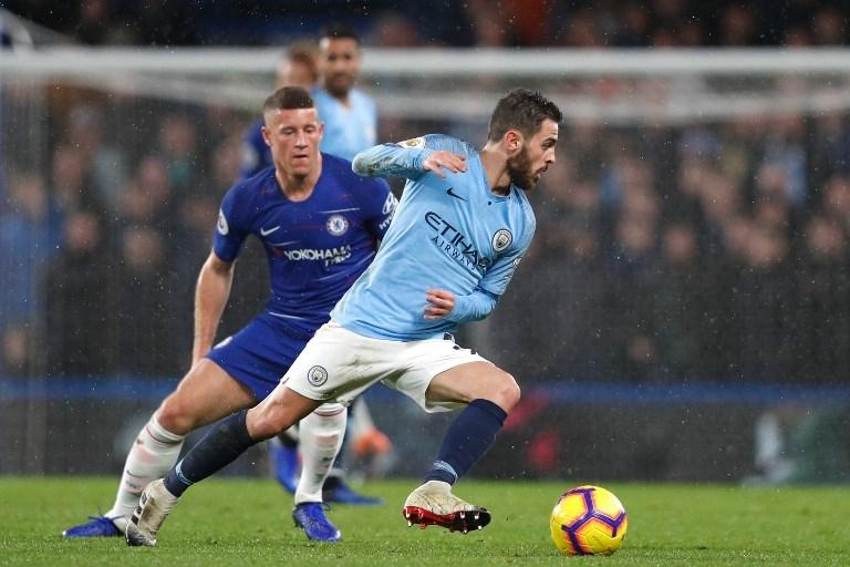 Gelandang Chelsea, Ross Barkley menjaga gelandang Manchester City, Bernardo Silva di laga Liga Priemr pada 8 Desember 2018 (Adrian Dennis/AFP)