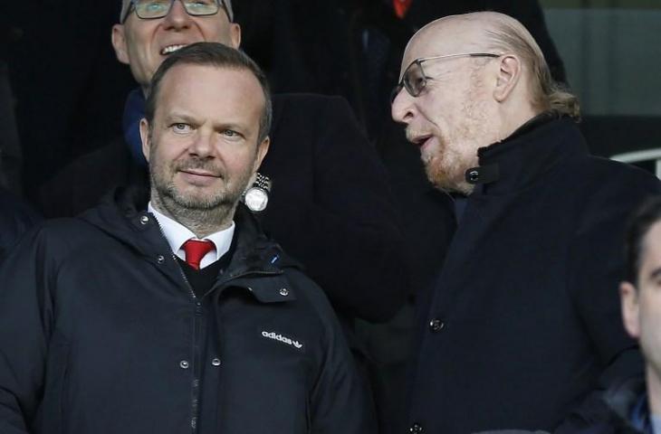 Petinggi Manchester United, Ed Woodward (kiri) dan pemilik klub, Avram Glazer berbicara ketika laga Manchester United kontra Fulham di Stadion Craven Cottage pada 9 Februari 2019 (Ian Kington/AFP)