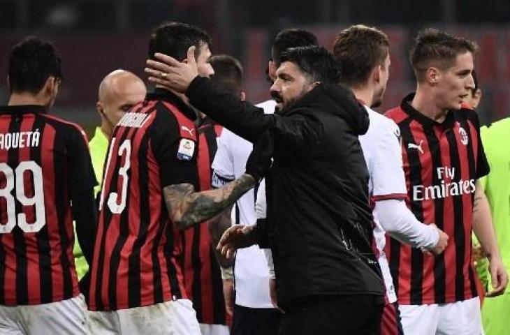 Gennaro Gattuso turut merayakan kemenangan timnya atas Cagliari, Senin (11/2/2019) dini hari WIB. (MARCO BERTORELLO / AFP)