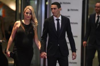 Wanita Cantik Ini Bela Angel Di Maria Usai Dilempari Botol di Old Trafford