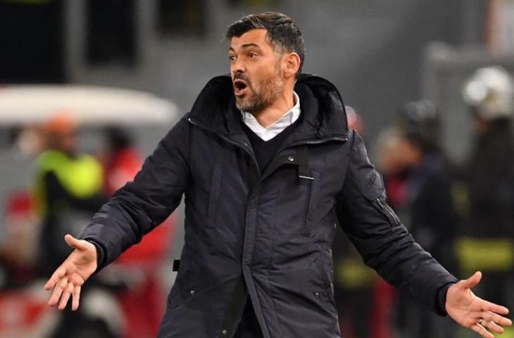 Ekspresi Pelatih FC Porto, Sergio Conceicao saat timnya ditekuk AS Roma di leg pertama babak 16 besar Liga Champions, Rabu (13/2/2019) dini hari tadi. [Alberto PIZZOLI / AFP]