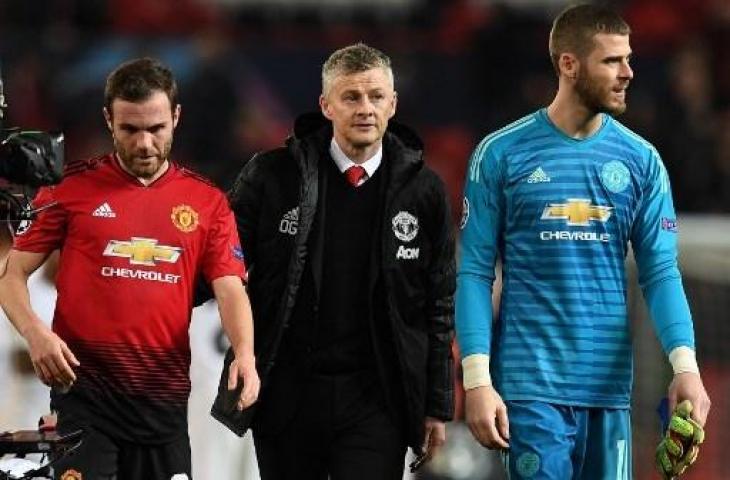 Juan Mata, Ole Gunnar Solskjaer, dan David de Gea saat meninggalkan lapangan usai berhadapan dengan Paris Saint-Germain pada 12 Februari 2019 (Paul Ellis/AFP)