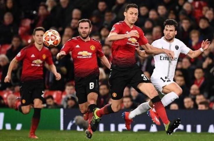 Juan Bernat (kanan) duel dengan gelandang Mancehster United (tengah) saat laga babak kualifikasi Liga Champions pada 12 Februari 2019 (Franck Fife/AFP)
