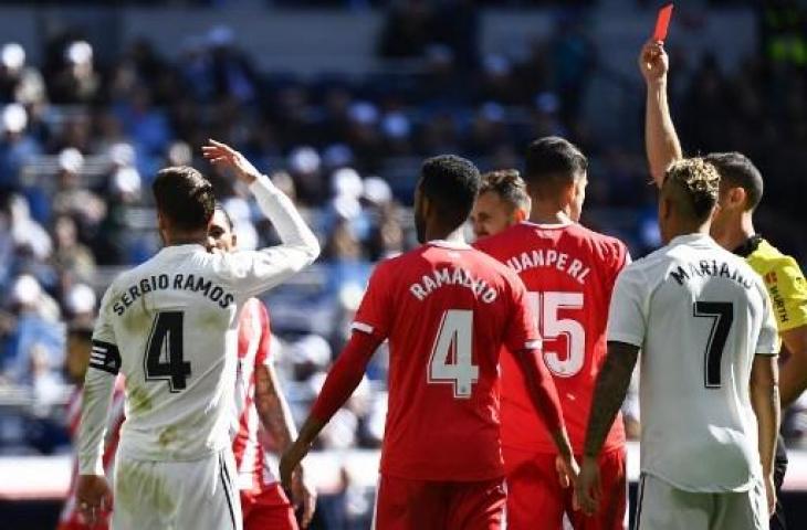 Sergio Ramos mendapat kartu merah saat kalah 1-2 atas Girona di Santiago Bernabeu, Minggu (17/2/2019) malam WIB. (GABRIEL BOUYS / AFP)