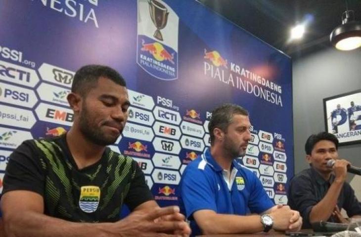 Mantan pemain Persib, Ardi Idrus. (Kiri)