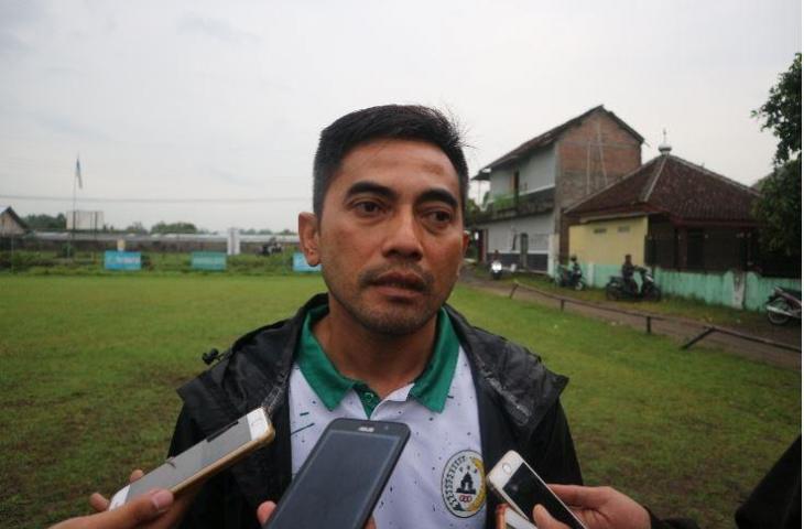 Pelatih PSS Sleman, Seto Nurdiantoro. (www.mxkc.sbs/Irwan Febri Rialdi).