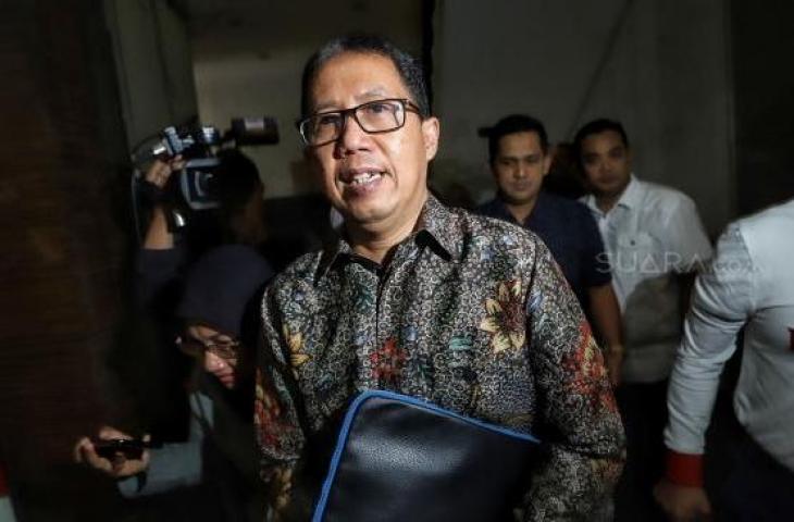 Plt Ketua Umum PSSI Joko Driyono saat tiba menjalani pemeriksaan di gedung Direktorat Reserse Kriminal Umum, Polda Metro Jaya, Jakarta, Senin (18/2). [Suara.com/Muhaimin A Untung]