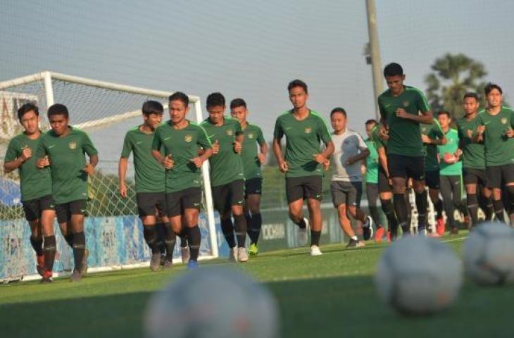 Pemain Timnas Indonesia U-22 melakukan pemanasan dalam latihan menjelang pertandingan Piala AFF U-22 di lapangan AUPP Sport Club, Phnom Penh, Kamboja, Selasa (19/2/2019). Timnas U-22 akan menghadapi tim Malaysia di Grup B pada 20 Pebruari. (ANTARA FOTO/Nyoman Budhiana)