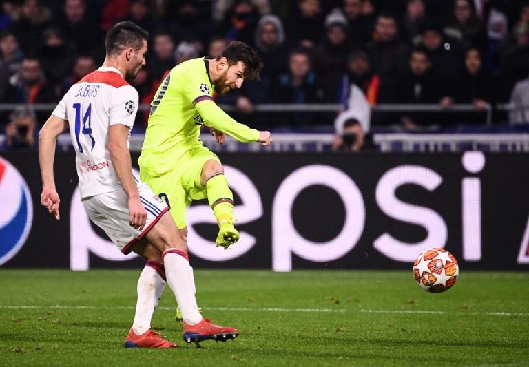 Lionel Messi melepaskan tendangan ke gawang Lyon pada 19 Februari 2019 (Franck Fife/AFP)