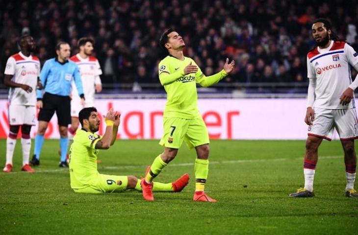 Ekspresi Phillipe Coutinho dan Luis Suarez usai Barcelona gagal memetik hasil maksimal di kandang Lyon. Dalam laga babak 16 besar Liga Champions dini hari tadi, kedua tim bermain imbang 0-0. [FRANCK FIFE / AFP]