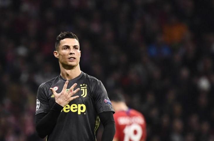 Cristiano Ronaldo melakukan gesture lima jari pada laga melawan Atletico Madrid di Liga Champions pada 20 Februari 2019 (Pierre-Philippe Marcou/AFP)