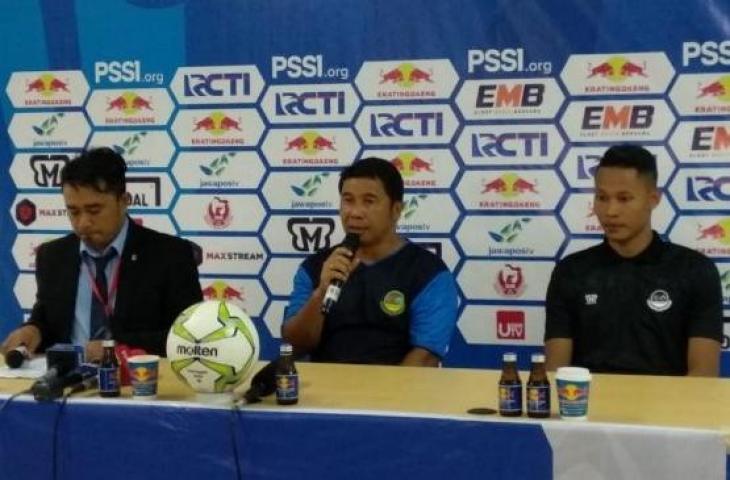 Asisten Pelatih Tira-Persikabo Francis Wewengkang (tengah) dan penjaga gawang Syahrul Trisna Fadilla dalam jumpa pers setelah pertandingan melawan Persija Jakarta. [Suara.com/Adie Prasetyo]