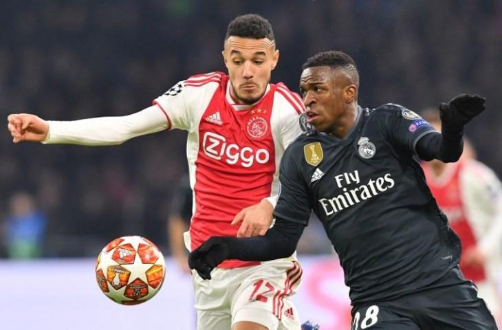 Vinicius Junior (kanan) duel dengan gelandang Ajax, Noussair Mazraoui dalam laga lanjutan Liga Champions pada 13 Februari 2019 (Emmanuel Dunand/AFP)