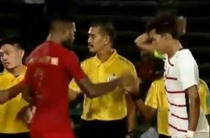 Jabat tangan Marinus Wanewar pemain Kamboja di Laga Piala AFF U-22, Jumat (22/2/2019).