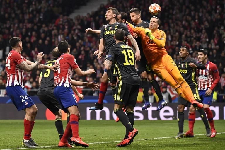 Kiper Juventus, Wojciech Szczesny berusaha menghentiikan bola pada 20 Februari 2019 (Pierro-Philppe Marcou/AFP) 