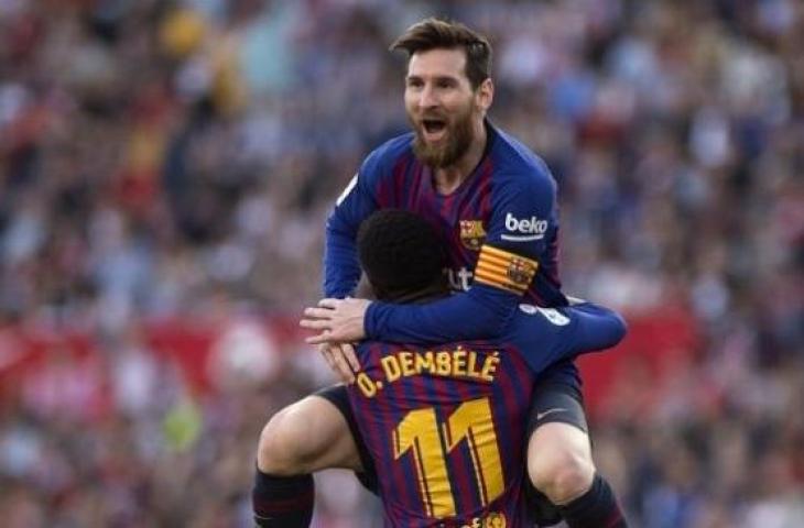 Lionel Messi rayakan golnya ke gawang Sevilla dalam laga di Ramon Sanchez Pizjuan, Sabtu (23/2/2019). [AFP]