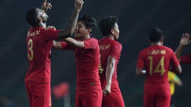 Para pemain Timnas Indonesia U-22 merayakan gol penyerang Marinus Wanewar (kiri) ke gawang Kamboja pada laga matchday pamungkas Grup B Piala AFF U-22 2019 di Stadion Nasional Olimpiade Phnom Penh, Kamboja, Jumat (22/2/2019) malam WIB. [ANTARA FOTO/Nyoman Budhiana]