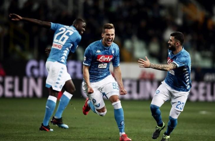 Penyerang Napoli, Arkadiusz Milik (tengah) saat merayakan golnya ke gawang Parma pada 24 Februari 2019 (Isabella Bonotto/AFP)