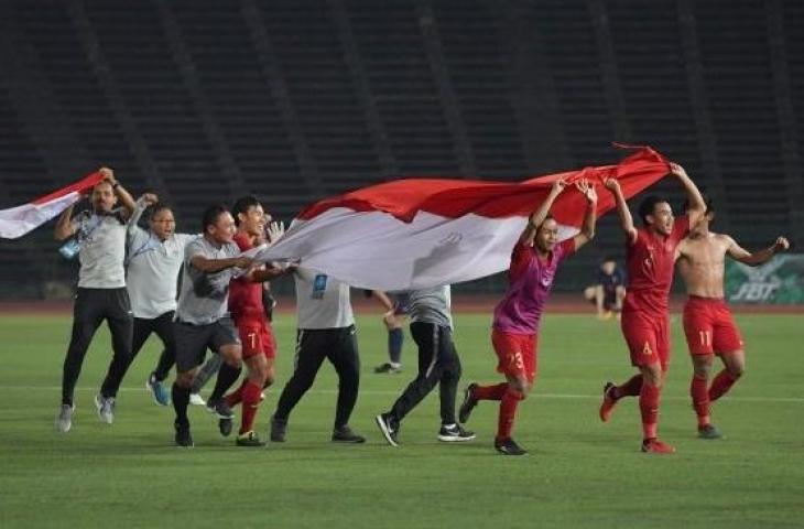 Pemain dan ofisial Timnas U-22 membentangkan Bendera Merah Putih setelah berhasil memenangi babak Final Piala AFF U-22 di Stadion Nasional Olimpiade Phnom Penh, Kamboja, Selasa (26/2/2019). Indonesia menjadi juara setelah mengalahkan Thailand di babak final dengan skor 2-1. (ANTARA FOTO/Nyoman Budhiana)