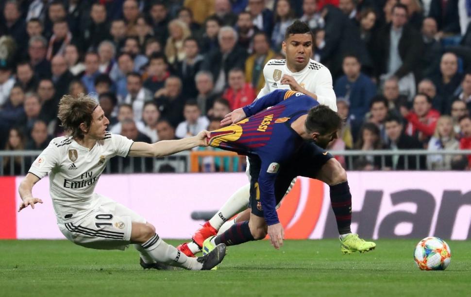 Luka Modric menghentikan Lionel Messi dengan menarik jersey-nya (twitter.com/Certifiedopeboi)