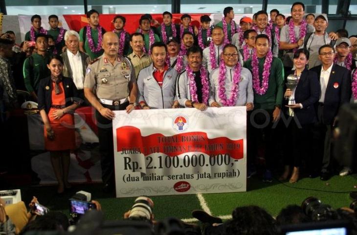 Suasana penyambutan Timnas U-22 di saat tiba di Bandara Soekarno Hatta, Tangerang, Rabu (27/2). [Suara.com/Arief Hermawan P]