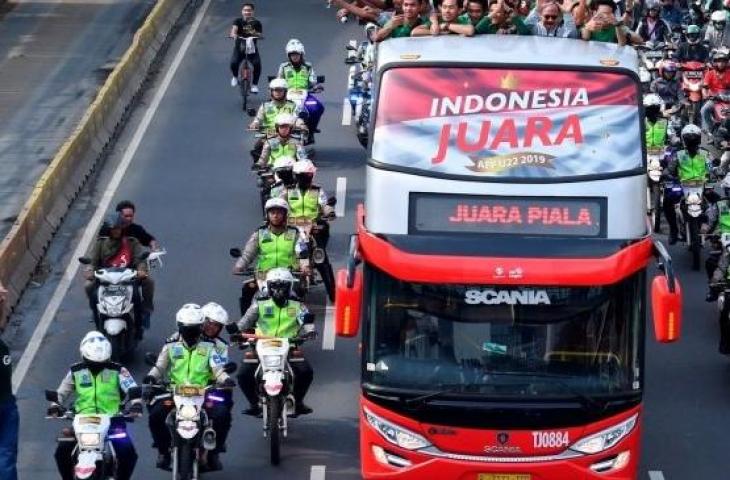 Pemain dan ofisial Timnas Indonesia U-22 Indonesia menaiki bus tingkat ketika mengikuti konvoi menuju Istana Negara saat melintas di Jalan Sudirman, Jakarta, Kamis (28/2/2019). Konvoi timnas U-22 dari Hotel Sultan menuju Istana Negara itu digelar untuk merayakan keberhasilan skuat Garuda Muda menjuarai Piala AFF U-22 di Kamboja. (ANTARA FOTO/Hafidz Mubarak A)