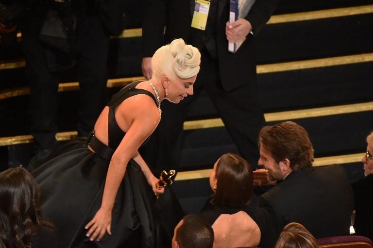 Lady Gaga berbicara kepada Irina Shayk (tengah) dan Bradley Cooper di Piala Oscar 2019 pada 24 Februari 2019 (Valerie Macon/AFP)