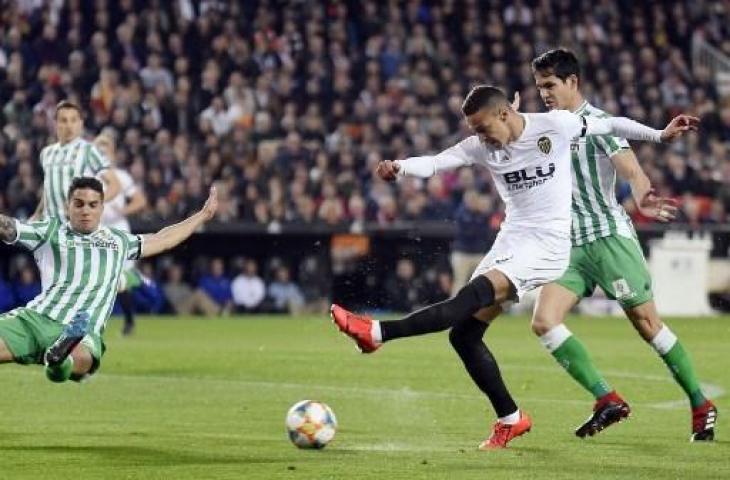 Aksi Rodrigo Moreno saat mencetak gol ke gawang Real Betis. (JOSE JORDAN / AFP)